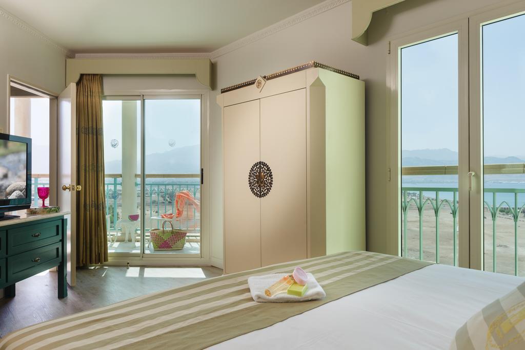 Herods Boutique Eilat A Premium Collection By Fattal Hotels Habitación foto A bedroom with a wardrobe