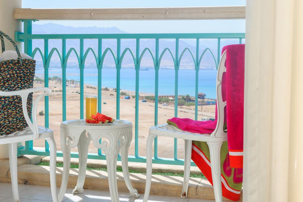 Herods Boutique Eilat A Premium Collection By Fattal Hotels Habitación foto View of the Dead Sea from a balcony